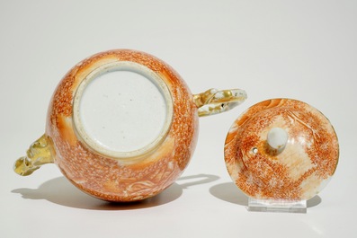 Une th&eacute;i&egrave;re sur son support en porcelaine de Chine d'exportation &agrave; d&eacute;cor romantique, Qianlong