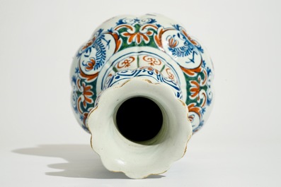 Un vase de forme bouteille en fa&iuml;ence de Delft de palette cachemire, 17/18&egrave;me