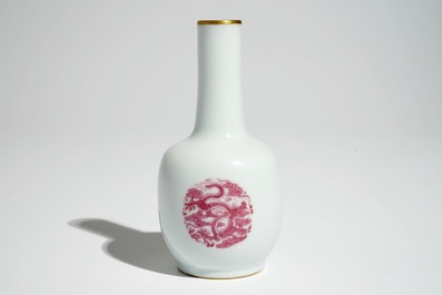 Un petit vase en porcelaine de Chine aux m&eacute;daillons de dragons, marque Daoguang, 20&egrave;me