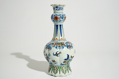 Un vase de forme bouteille en fa&iuml;ence de Delft de palette cachemire, 17/18&egrave;me
