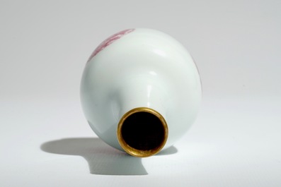 Un petit vase en porcelaine de Chine aux m&eacute;daillons de dragons, marque Daoguang, 20&egrave;me