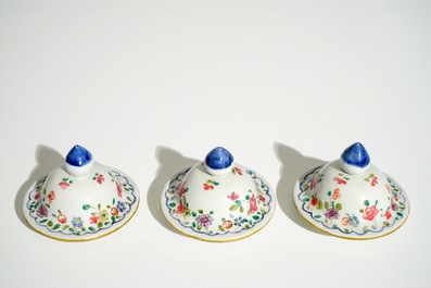 Een set van drie Chinese famille rose dekselvaasjes met decor van tabaksbladeren, Qianlong