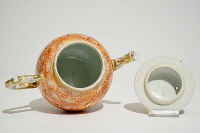 Une th&eacute;i&egrave;re sur son support en porcelaine de Chine d'exportation &agrave; d&eacute;cor romantique, Qianlong
