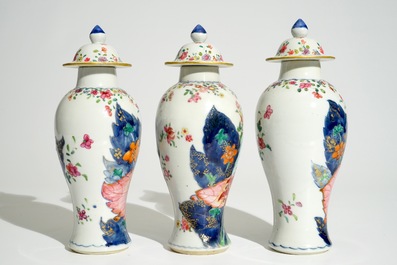 Een set van drie Chinese famille rose dekselvaasjes met decor van tabaksbladeren, Qianlong