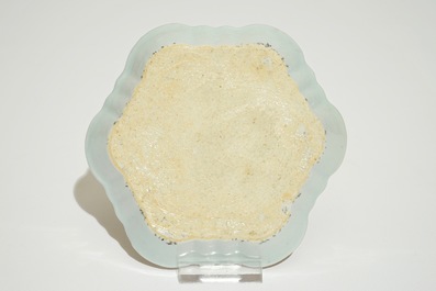 Une th&eacute;i&egrave;re sur son support en porcelaine de Chine d'exportation &agrave; d&eacute;cor romantique, Qianlong