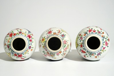 Een set van drie Chinese famille rose dekselvaasjes met decor van tabaksbladeren, Qianlong
