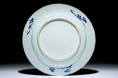 Een Chinese blauw-witte schotel met florale vakverdeling, Kangxi