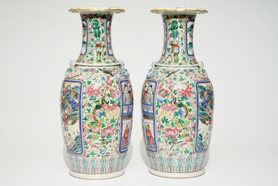 Une paire de vases en porcelaine de Chine famille rose, 19&egrave;me