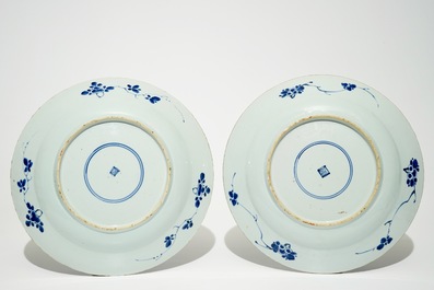 Een paar Chinese blauw-witte schotels met floraal decor, Kangxi