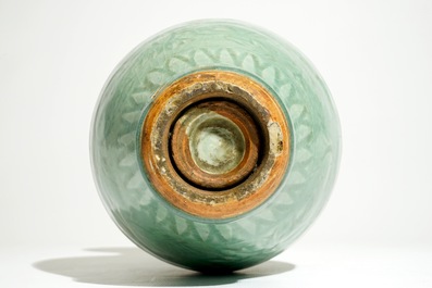 Een Chinese Longquan celadon vaas met ingekrast decor, Song of Ming