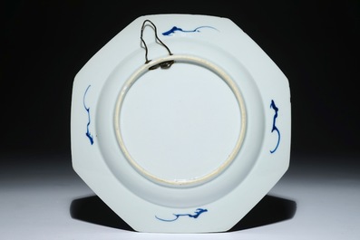 Een Chinees blauw-wit octagonaal bord met het wapen van "de Haze", Yongzheng/Qianlong