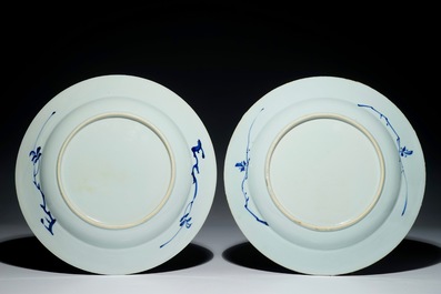Een paar Chinese blauw-witte schotels met sc&egrave;ne uit "De Romance van de Westelijke Kamer", Yongzheng