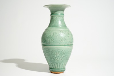 Een Chinese Longquan celadon vaas met ingekrast decor, Song of Ming