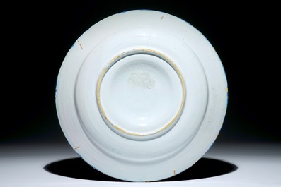 Un grand plat &agrave; ombilic en fa&iuml;ence de Delft bleu et blanc, vers 1690