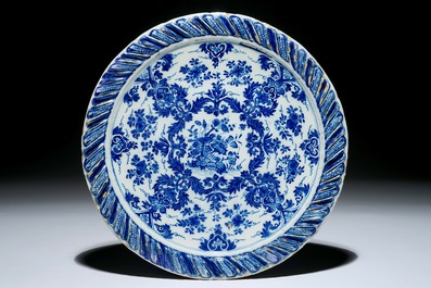 Un tazza en fa&iuml;ence de Delft bleu et blanc, vers 1700