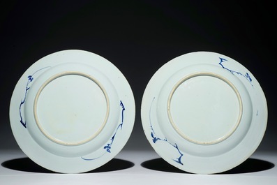 Een paar Chinese blauw-witte schotels met sc&egrave;ne uit "De Romance van de Westelijke Kamer", Yongzheng