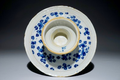 Un tazza en fa&iuml;ence de Delft bleu et blanc, vers 1700