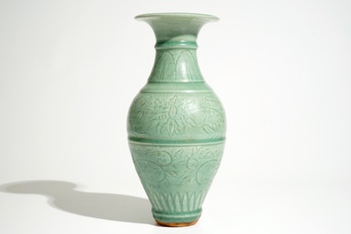 Een Chinese Longquan celadon vaas met ingekrast decor, Song of Ming