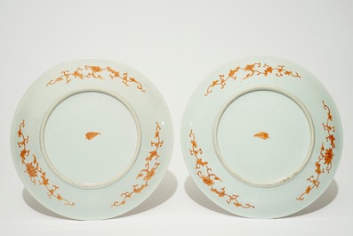 Une paire de plats en porcelaine de Chine en rouge de fer &agrave; d&eacute;cor floral, 19/20&egrave;me