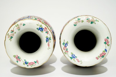 Une paire de vases en porcelaine de Chine famille rose, 19&egrave;me