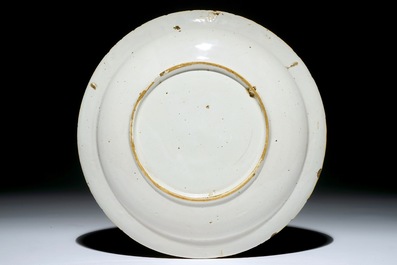 Une assiette en fa&iuml;ence de Delft aux t&ecirc;tes de ch&eacute;rubins, 18&egrave;me