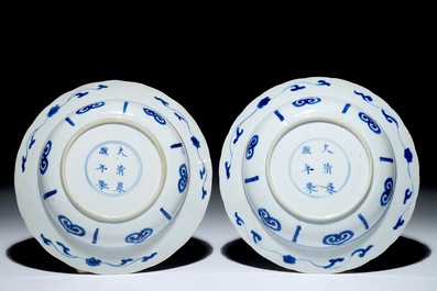 Deux assiettes en porcelaine de Chine bleu et blanc aux guerriers, marque et &eacute;poque de Kangxi