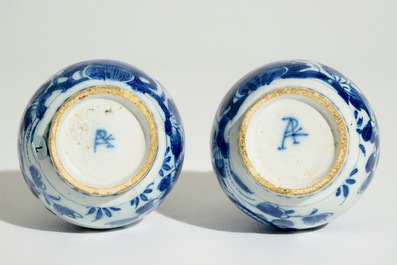 Une paire de vases double gourde en fa&iuml;ence de Delft bleu et blanc, d&eacute;but du 18&egrave;me