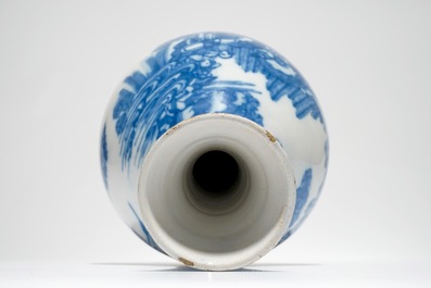 Un vase bouteille en fa&iuml;ence de Delft bleu et blanc &agrave; d&eacute;cor chinoiserie, 17&egrave;me