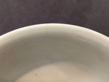 Een paar Chinese drakenkommen met decor in groen en aubergine, Kangxi merk en periode