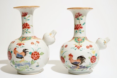 Een paar Chinese famille rose kendi's met hanendecor, Qianlong