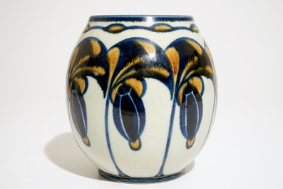 Un vase en gr&egrave;s, Charles Catteau pour Boch Fr&egrave;res Keramis, ca. 1925