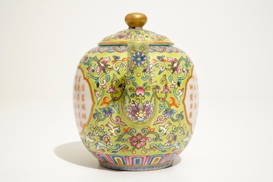 A Chinese famlile rose teapot with calligraphy design, Jiaqing mark, 19/20th C.