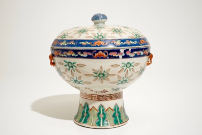 A Chinese famille rose covered bowl with rice grain pattern, 19/20th C.
