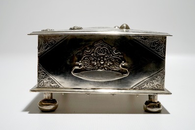 A Dutch colonial engraved silver sirih casket, Batavia, 18e eeuw