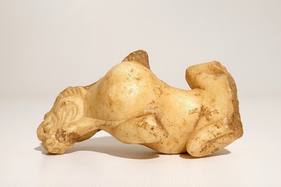 Een fragment van een marmeren leeuw, China, Tang