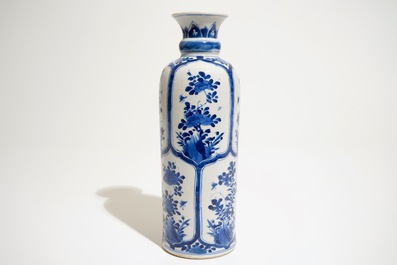 Een Chinese blauw-witte rolwagen vaas, Kangxi