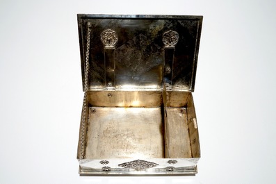 A Dutch colonial engraved silver sirih casket, Batavia, 18e eeuw