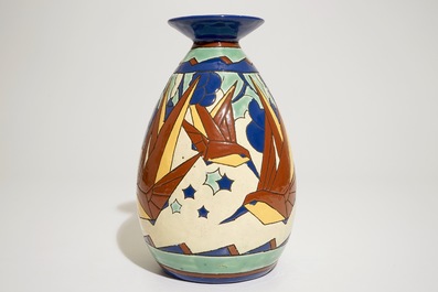 Vase &agrave; d&eacute;cor polychrome d&rsquo;oiseaux stylis&eacute;s en vol, Charles Catteau pour Boch Fr&egrave;res Keramis, ca. 1931