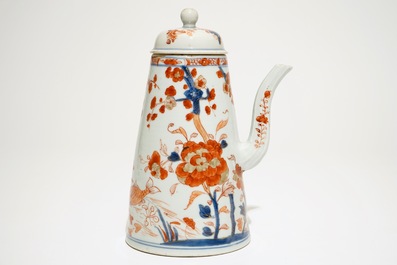 Een Chinese Imari chocoladekan met floraal decor, Qianlong