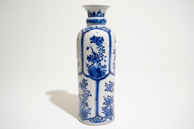 Een Chinese blauw-witte rolwagen vaas, Kangxi