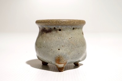 Un petit br&ucirc;le-parfum de type junyao, Chine, poss. Ming