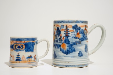Twee Chinese Imari mokken met landschapsdecors, Qianlong