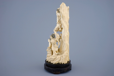 Un groupe de Chang'e avec deux filles en ivoire sculpt&eacute; sur socle en bois, Chine, 19/20&egrave;me