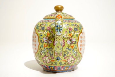 A Chinese famlile rose teapot with calligraphy design, Jiaqing mark, 19/20th C.