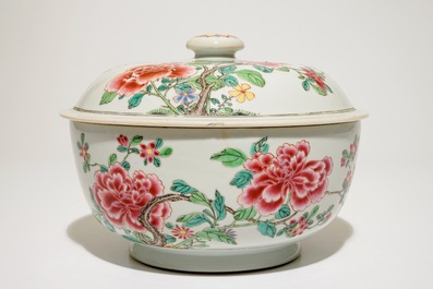 Une terrine couverte en porcelaine de Chine famille rose, Yongzheng/Qianlong
