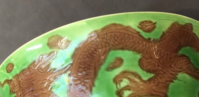 Een paar Chinese drakenkommen met decor in groen en aubergine, Kangxi merk en periode