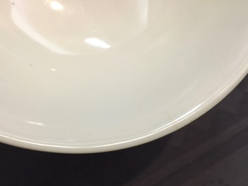 Een paar Chinese drakenkommen met decor in groen en aubergine, Kangxi merk en periode