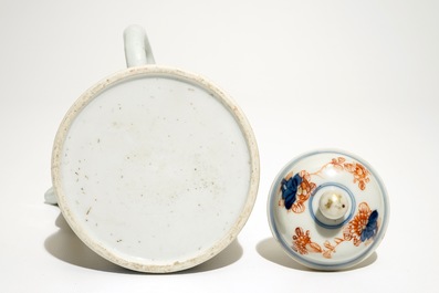 Een Chinese Imari chocoladekan met floraal decor, Qianlong