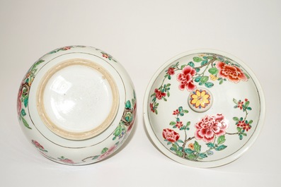 Une terrine couverte en porcelaine de Chine famille rose, Yongzheng/Qianlong
