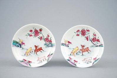 Een paar Chinese famille rose koppen en schotels met herten, Yongzheng, 1723-1735